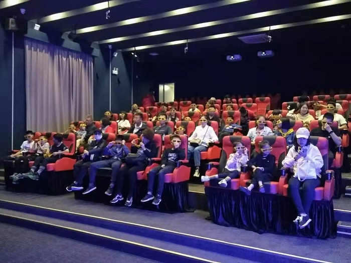 人們在5D影院體驗的場景