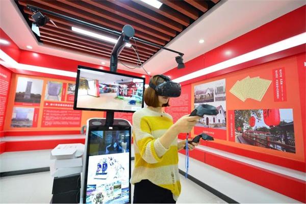 美女正在體驗黨建體驗館設備