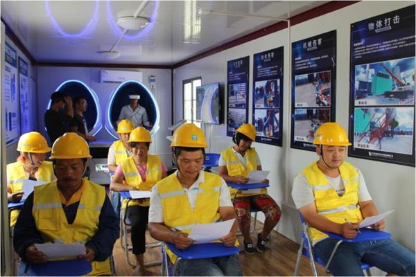 工人正在認真聽取工地生產安全培訓指南