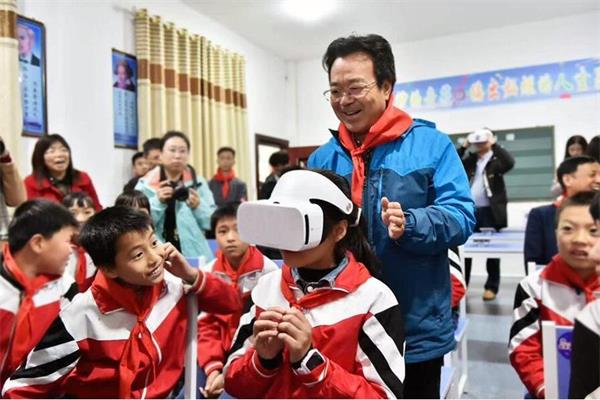 老師正在指導學生體驗vr科普館的細節