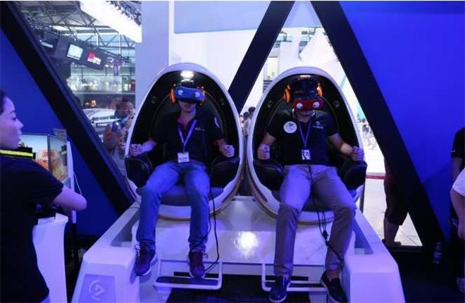 客人正在體驗刺激好玩的vr蛋椅