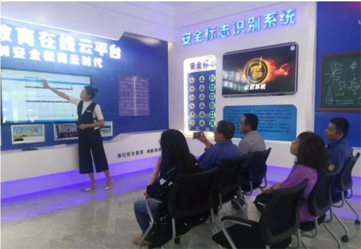 企業員工正在通過云端觀看安全教育視頻