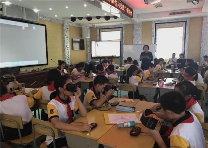 學生正在使用vr上vr體驗課