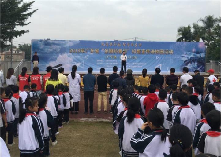 科普教育走進校園，學生正在聽科普宣傳演講