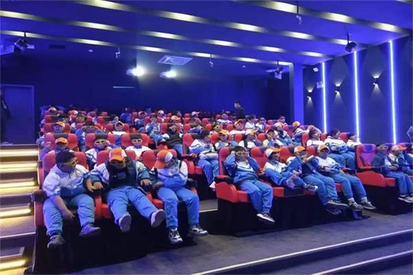 想體驗移動的影院嗎？弧幕軌道影院幫你實現(xiàn)