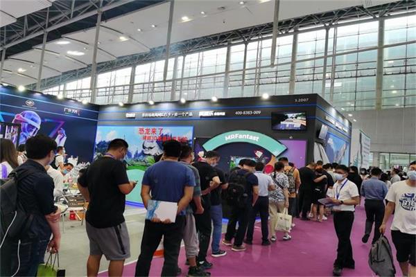 現場排長龍等待體驗的人