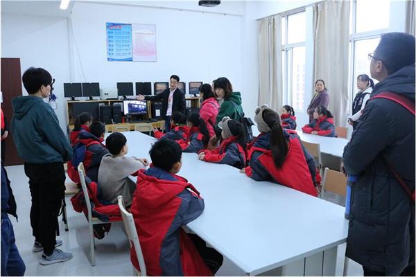 學生正在認真聽講科普知識