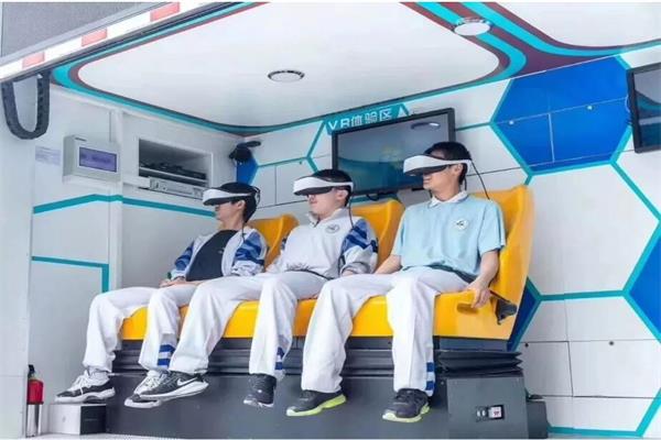 三學生正在vr體驗區體驗