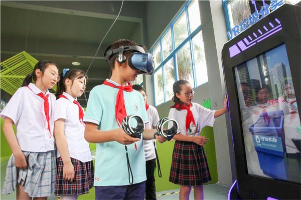 學(xué)生正在體驗(yàn)vr垃圾分類