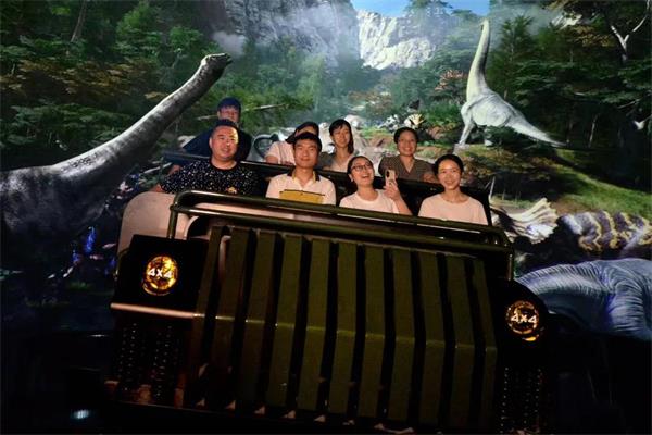 坐在軌道車上體驗3D裸眼弧幕軌道影院