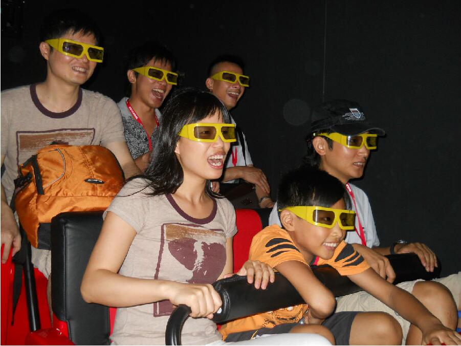 正在享受環幕影院帶來的刺激