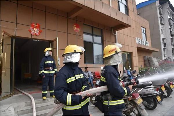 消防員在小區進行消防演練