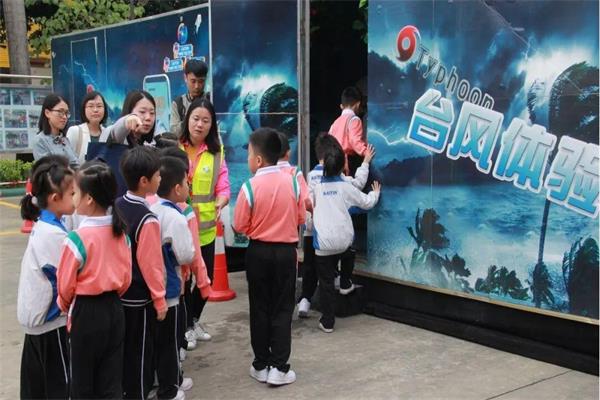 學(xué)生正在排隊體驗臺風(fēng)體驗館