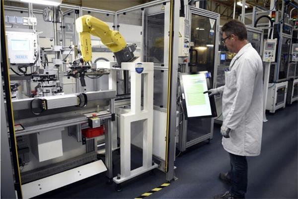 vr工程師正在調(diào)試機器