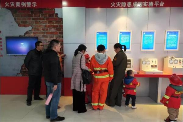 大人小孩正在消防科普館學習
