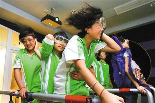 學生正在體驗臺風體驗館